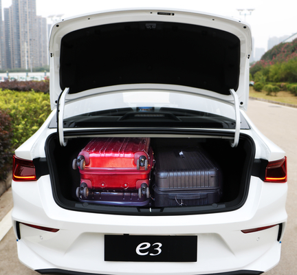 BYD e3 kompakt tamamen elektrikli sedan 410 kilometre menzile sahiptir.