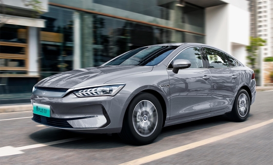 BYD'nin en çok satan elektrikli aile sedanı olan Qin plus EV, 500 km'lik menzilli.