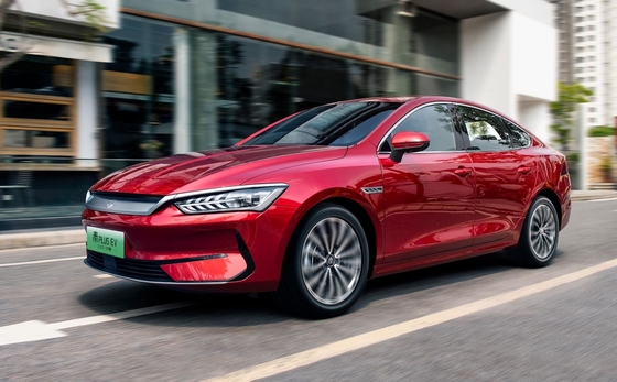BYD'nin en çok satan elektrikli aile sedanı olan Qin plus EV, 500 km'lik menzilli.