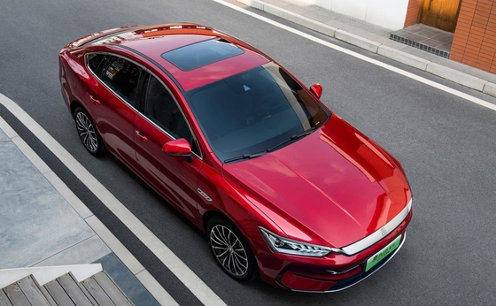 BYD'nin en çok satan elektrikli aile sedanı olan Qin plus EV, 500 km'lik menzilli.