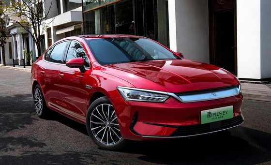 BYD'nin en çok satan elektrikli aile sedanı olan Qin plus EV, 500 km'lik menzilli.