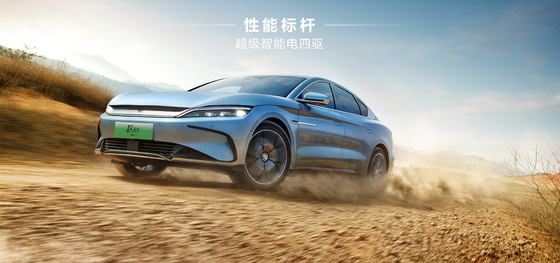 BYD'nin amiral gemisi tamamen elektrikli sedanı Han EV, 4 tekerlekten 715 km ultra uzun bir menzile sahiptir.