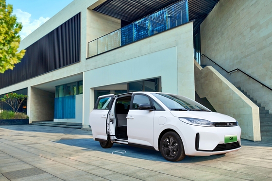 BYD Pure Electric Taxi D1 418 km menzile ve elektrikli bir sürgülü kapıya sahiptir.