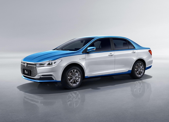 BYD'nin saf elektrikli Qin EV taksinin 450KM menzili ve çift renkli gövde var.