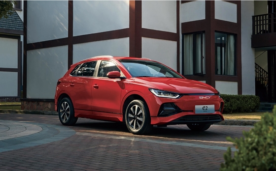 Çin'de yapılmış, 405 km menzile sahip, 2023 saf elektrikli BYD e2 sedan paylaşılan araba.