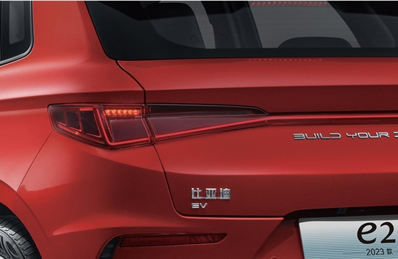 Çin'de yapılmış, 405 km menzile sahip, 2023 saf elektrikli BYD e2 sedan paylaşılan araba.